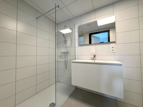 Modern 1-slaapkamerappartement met staanplaats te huur in Maasmechelen - Photo 1