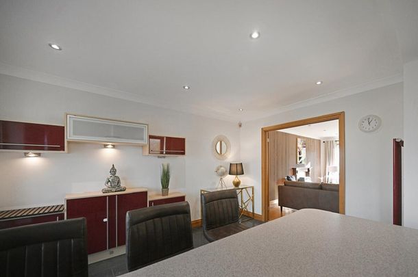 Elmhurst Close - Photo 1