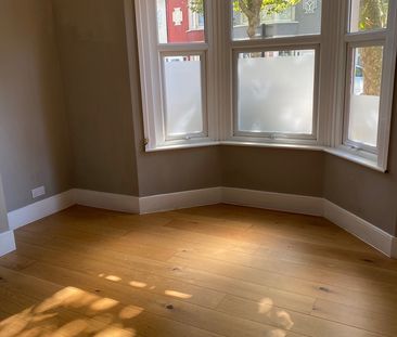 2 Bed Flat, Henniker Gardens, E6 - Photo 4