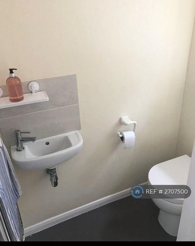 1 bedroom in a house share to rent - Photo 3