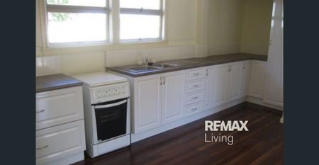 Charismatic Cottage in Beachmere! - Photo 2
