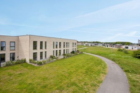 Indflytningsklart enderækkehus med udsigt over grønne arealer. - Photo 2