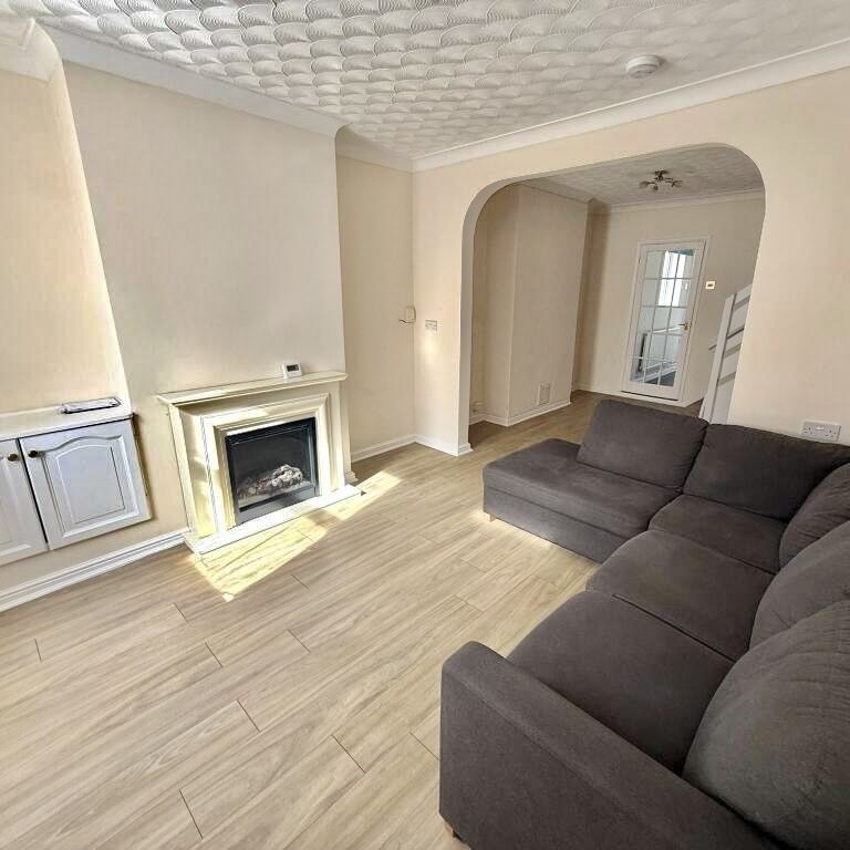 PETERBOROUGH - Photo 1