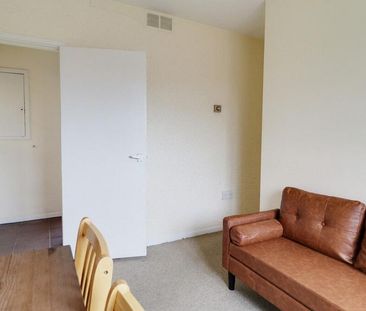 3 bedroom flat to rent - Photo 2