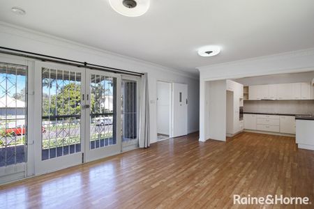 Location, Lifestyle & Liveability in Holland Park West - Photo 2