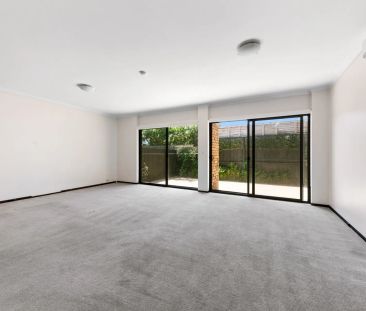 Spacious 3-Bedroom Townhouse in the Heart of South Yarra - Photo 2