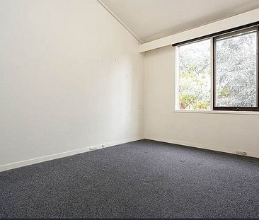 SPACIOUS TOWNHOUSE, PERFECT LOCATION - Photo 2