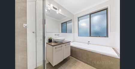 $550 per week - Luxe Living with a Prized Golf Course Backdrop - Photo 2