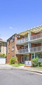 Top Floor Apartment with Lock Up Garage & Internal Laundry - Photo 4