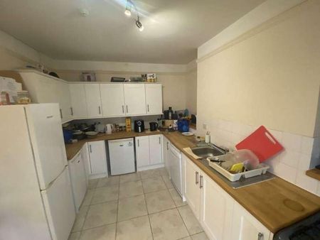 Large Room With Private Shower Room, PE1 - Photo 5