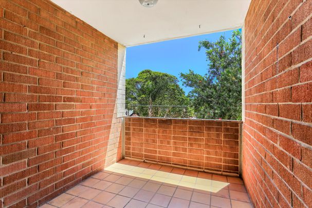 Beautifully Renovated Oversized Apartment - Freshly Painted throughout - Photo 1