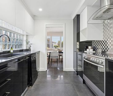 Ultra private haven in exclusive waterside address - Photo 6