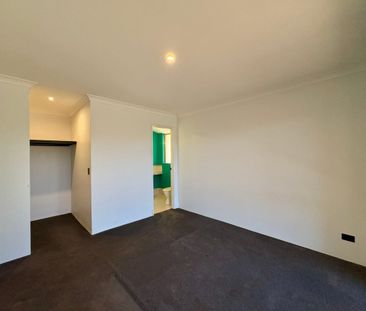 Spacious Family Home with Huge Workshop - Photo 2