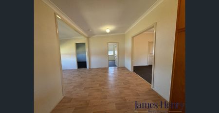 Three-Bedroom Home in East Branxton 🏡 - Photo 4