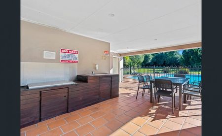 * Short term For Rent - Stylish Townhouse in Carrara - Photo 3