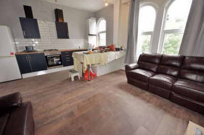 5 bedroom House in Victoria Road, Leeds - Photo 2