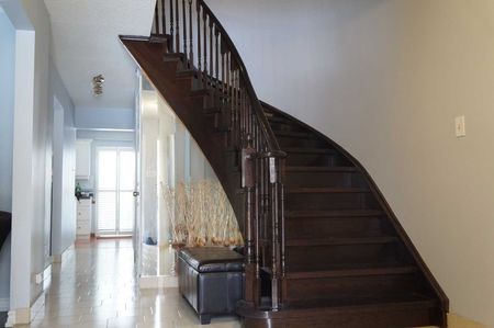 For Lease - 33 Winborne Road, Vaughan, Ontario - Photo 2