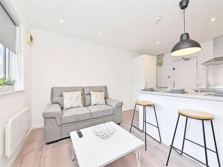 1 bedroom in a flat share to rent - Photo 2