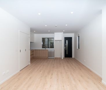 Brand spanking new upmarket three bedroomed townhouse - Photo 2