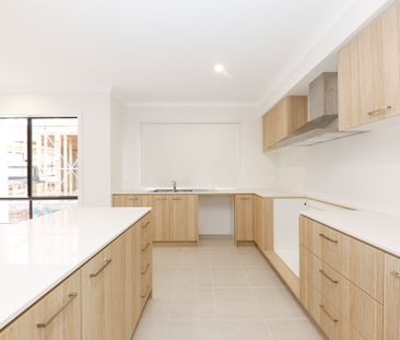 Generous Home with 4 bedroom & 2 living - Available now. - Photo 1