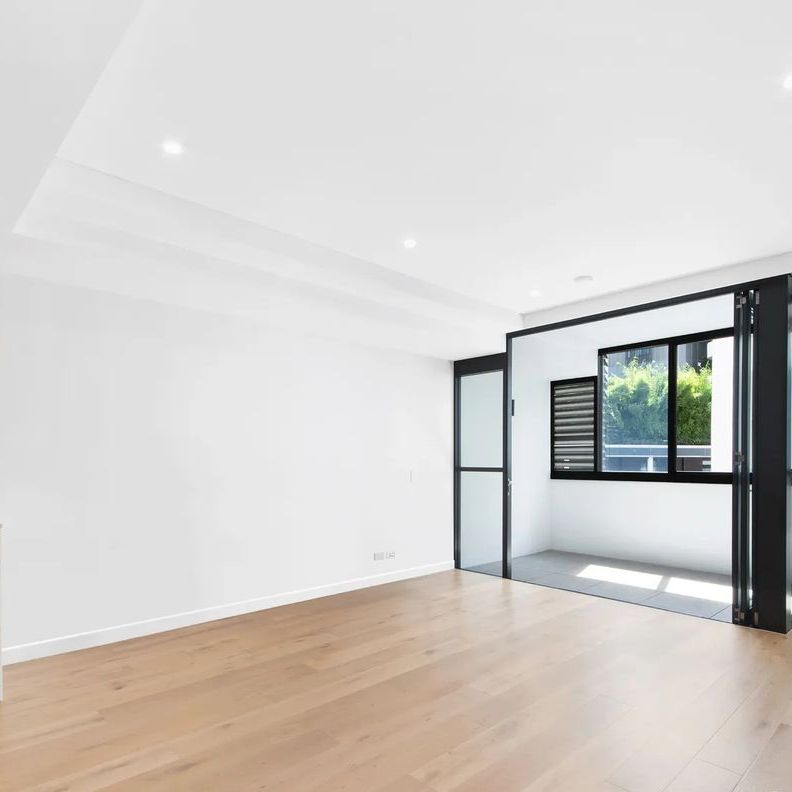 Ultra Modern and Convenient One Bedroom Apartment - Photo 1