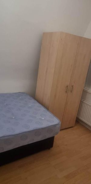 1 bedroom in a house share to rent - Photo 2
