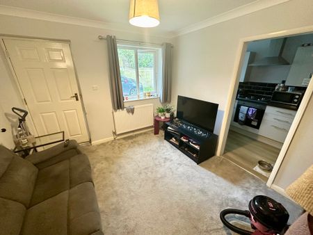 Viscount Walk, Bearwood, Bournemouth - Photo 2