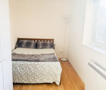 Room in a Shared Flat, Winnipeg Quay, M50 - Photo 2