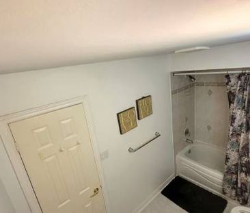 ROOMS (PRIVATE) IN THE GTA FOR RENT: ideal for a femaIe Student - Photo 3