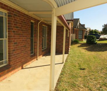 FRESH AND BRIGHT SPACIOUS 3 BEDROOM HOME! - Photo 3