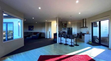 Designed for large-scale living and entertaining - Photo 5