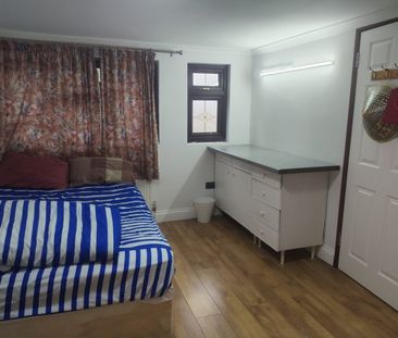 Room in a Shared House, Beaufort Gardens, IG1 - Photo 6
