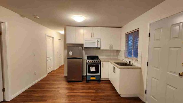 2310 Ninth Avenue apartment — New Westminster, BC (3-Bedroom) - 3 Bedroom - Photo 1