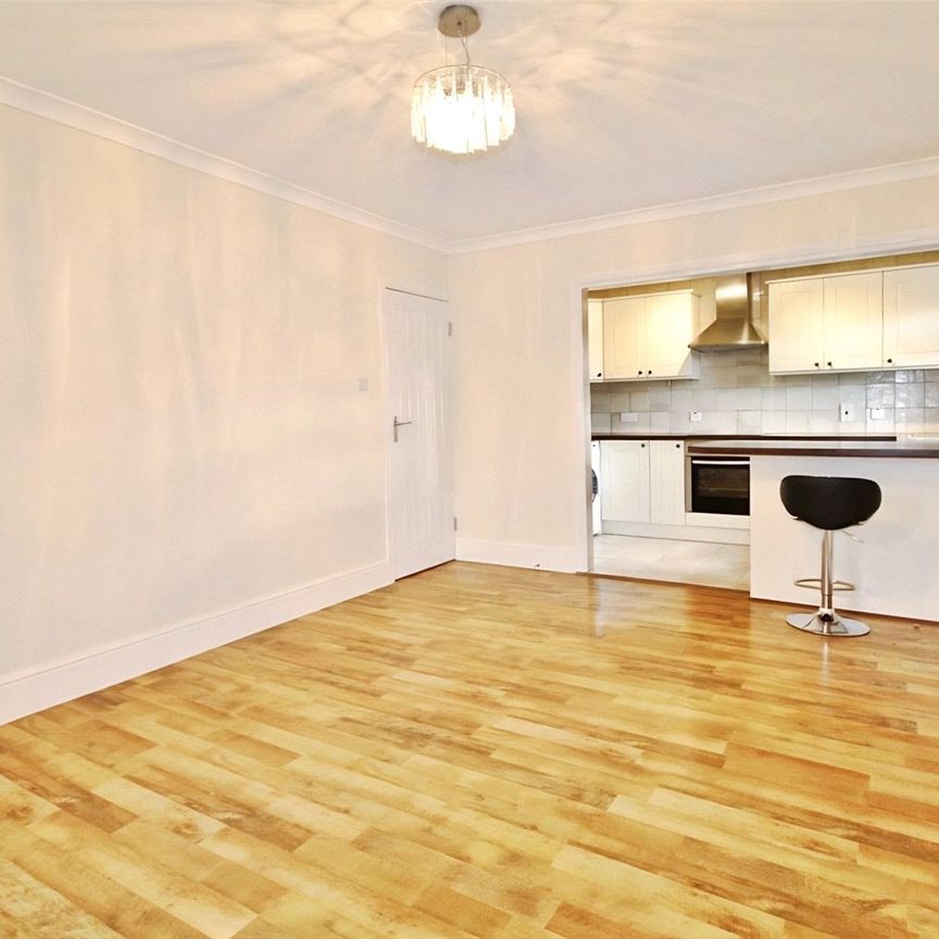 Fairlawns, Addlestone Park, Addlestone, Surrey, KT15 1SU - Photo 1