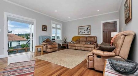 Beautiful Family Home - Photo 4