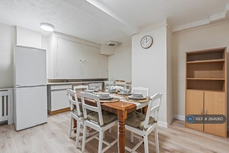 3 bedroom flat to rent - Photo 4