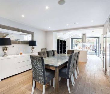 Stylish three bedroom townhouse in a central Fulham location - Photo 5