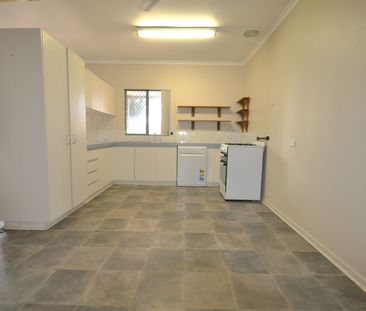 BROOME STYLE 3x1 - Ample Parking + Close to CBD - Photo 4