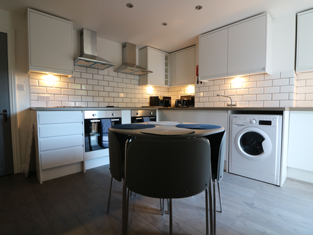 OX Living is proud to present this high-quality 6-bedroom co-living property, perfect for working professionals looking for stylish, stress-free living. Room 4 - Photo 2