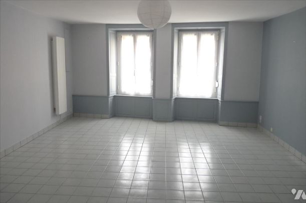 A louer à Gorron(53), centre-ville, un appartement comprenant une entrée. Au 1er étage, une cui... - Photo 1