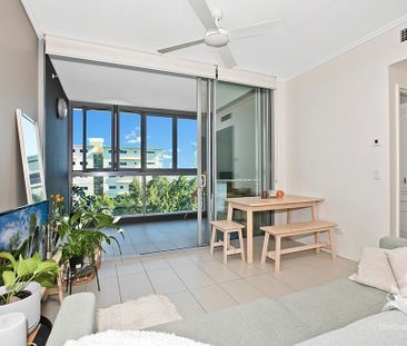 Extra Large One Bedroom Apartment - Photo 2