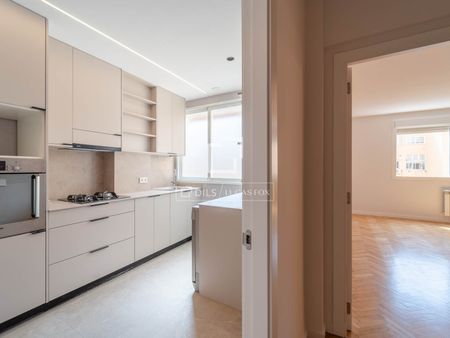 Excellent 6 Bedroom apartment for rent in Extramurs, Valencia - Photo 4