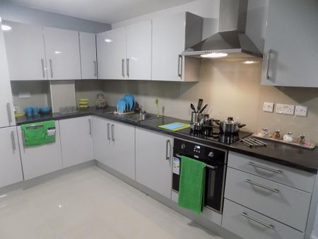 1 bedroom in a flat share to rent - Photo 5