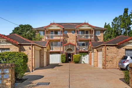 Spacious 2-Bedroom Apartment in Prime Location, Small Boutique Complex - Photo 4