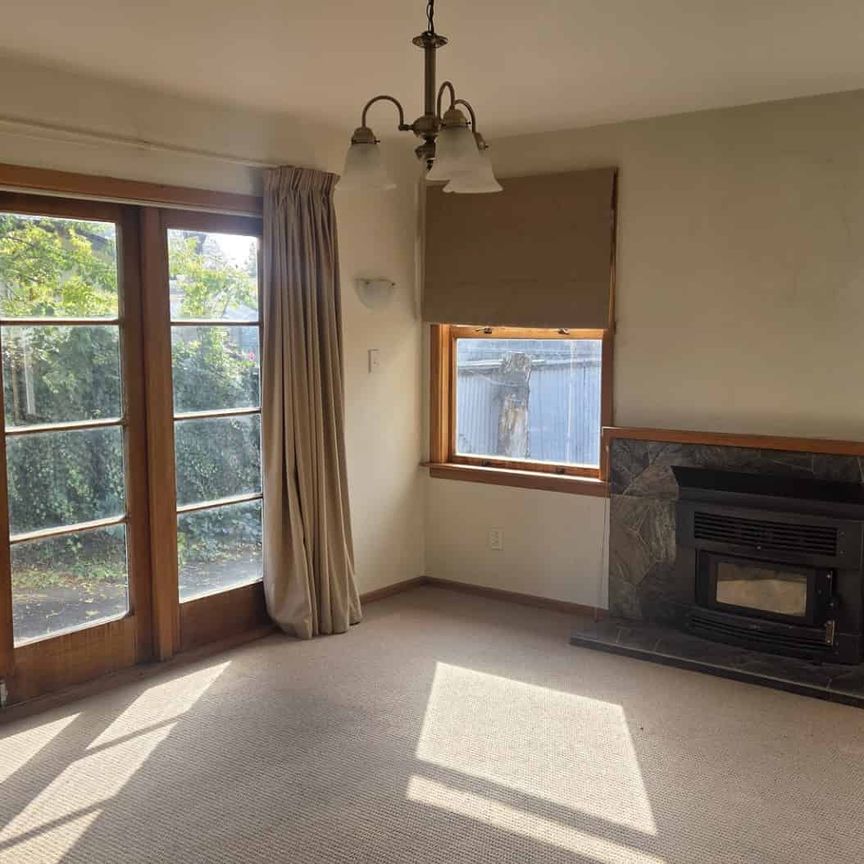 Sunny Family Home with Huge Backyard – Backing onto Woolston Park - Photo 1