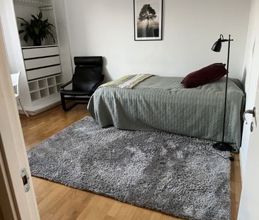 Ljust och välplanerat rum i lugna Vendelsö! Delat boende med bra ko... - Foto 4