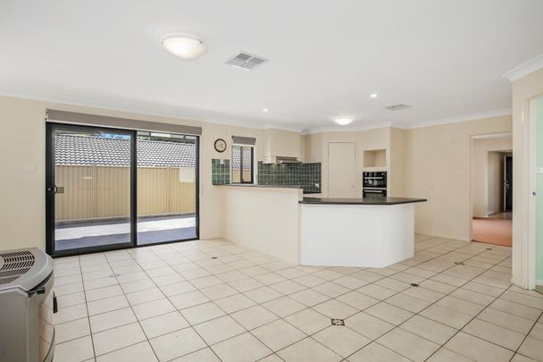 Large 4 Bedroom Family Home - Photo 1