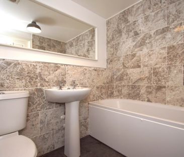 2 bed Flat for rent - Photo 2