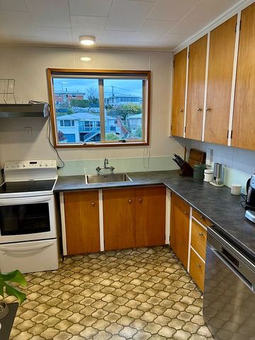 Charming 2BR Home in Green Island - Photo 3