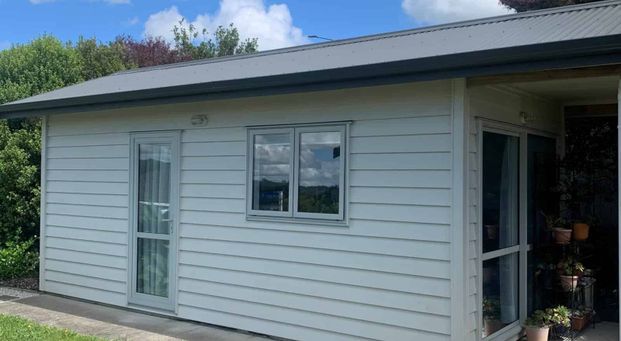 Handy to everything - Photo 1